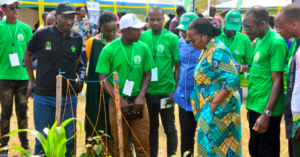 African Food Fellowship Fellow Abdu Usanase (centre white cap)showcasing a climate-resilient model farm to the Rwanda Minister for Agriculture and Animal Resources at the 2022 Rwanda Agriculture Show.