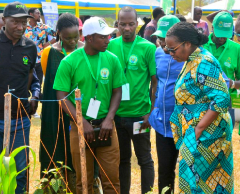 African Food Fellowship Fellow Abdu Usanase (centre white cap)showcasing a climate-resilient model farm to the Rwanda Minister for Agriculture and Animal Resources at the 2022 Rwanda Agriculture Show.