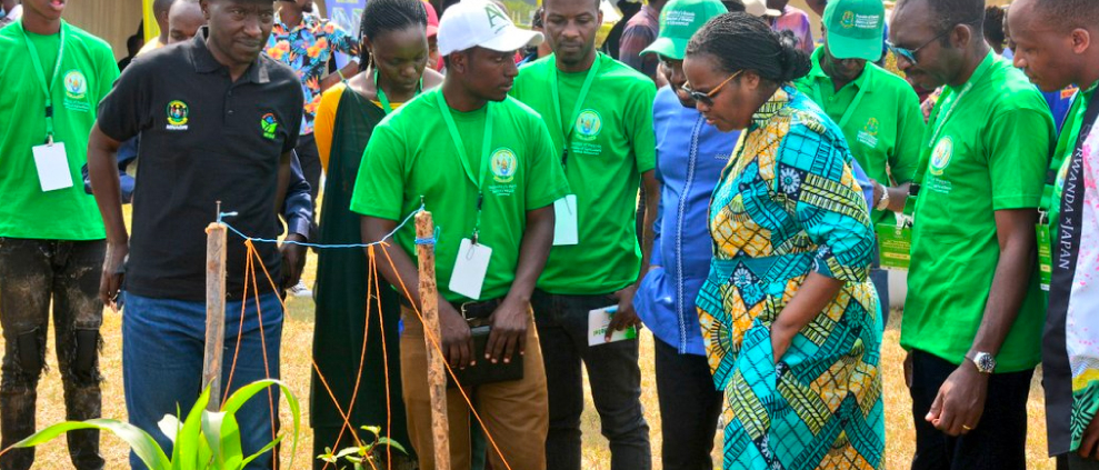 African Food Fellowship Fellow Abdu Usanase (centre white cap)showcasing a climate-resilient model farm to the Rwanda Minister for Agriculture and Animal Resources at the 2022 Rwanda Agriculture Show.